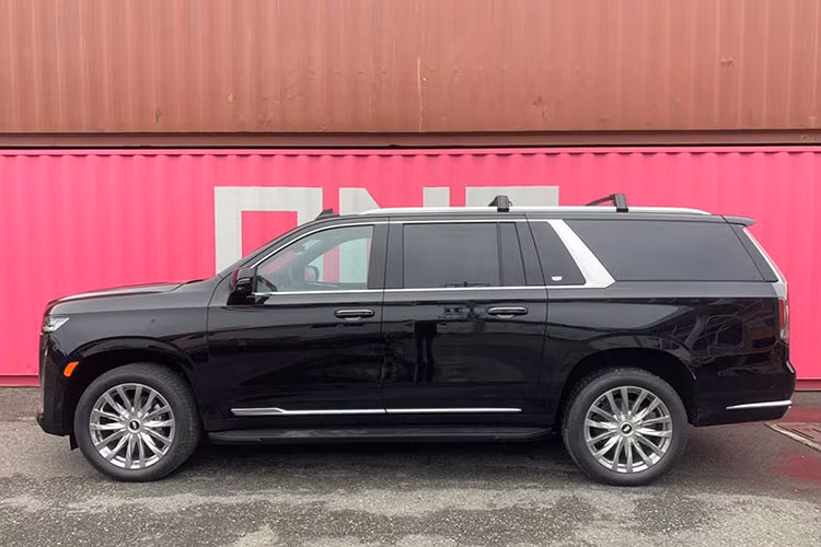 Về tổng thể, Cadillac Escalade thế hệ mới sở hữu thông số kích thước Dài x Rộng x Cao lần lượt là 6.766 x 2.059 x 1.942 (mm), chiều dài cơ sở đạt 3.407 mm. Dáng vẻ hầm hố của Cadillac Escalade 2021 thể hiện rõ ở phần đầu xe nổi bật với lưới tản nhiệt cỡ lớn với những thanh nan ngang crom.