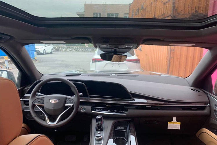 Không chỉ có ngoại hình cải tiến, khoang lái của Cadillac Escalade 2021 cũng làm mới với thiết kế màn hình nổi cập nhật theo xu hướng hiện nay. Các vật liệu sử dụng ở đây cao cấp có thể kể đến như ốp gỗ tự nhiên, da cao cấp. Khu vực điều khiển trung tâm của xe đã được tinh chỉnh gọn gàng, ít nút bấm hơn và mẫu SUV cỡ lớn này vẫn sử dụng cần số nhưng là dạng cần số điện tử.