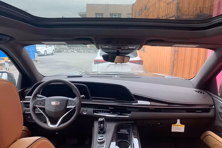 Không chỉ có ngoại hình cải tiến, khoang lái của Cadillac Escalade 2021 cũng làm mới với thiết kế màn hình nổi cập nhật theo xu hướng hiện nay. Các vật liệu sử dụng ở đây cao cấp có thể kể đến như ốp gỗ tự nhiên, da cao cấp. Khu vực điều khiển trung tâm của xe đã được tinh chỉnh gọn gàng, ít nút bấm hơn và mẫu SUV cỡ lớn này vẫn sử dụng cần số nhưng là dạng cần số điện tử.