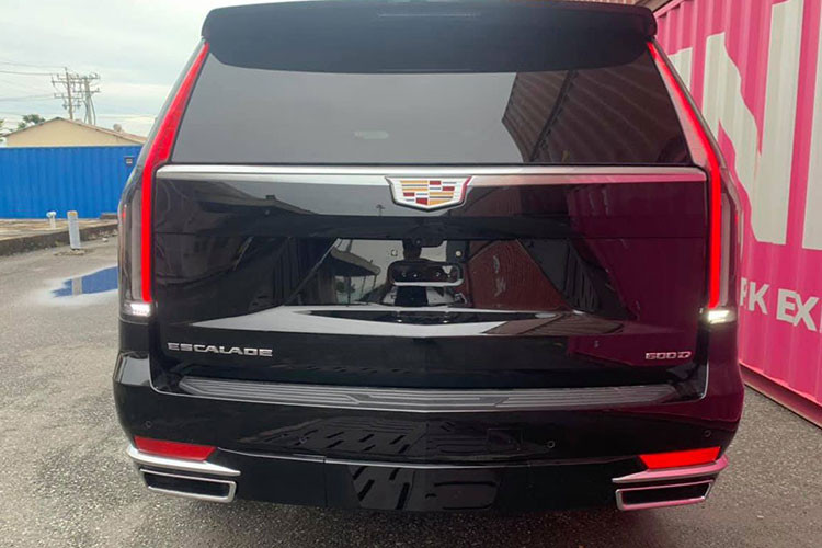 Ngoài ra, Cadillac Escalade 2021 còn được cung cấp gói an toàn cao cấp Trailering Integration tùy chọn bao gồm nhiều tính năng hiện đại như: Cảnh báo điểm mù mở rộng và quyền truy cập lên đến 9 chế độ xem camera; Hệ thống Surround Vision sử dụng 4 camera để cung cấp tầm nhìn rộng; Hệ thống lái bán tự động Super Cruise;Hệ thống giám sát người lái và mạng lưới camera/cảm biến radar...