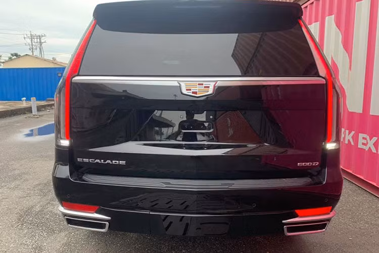 Ngoài ra, Cadillac Escalade 2021 còn được cung cấp gói an toàn cao cấp Trailering Integration tùy chọn bao gồm nhiều tính năng hiện đại như: Cảnh báo điểm mù mở rộng và quyền truy cập lên đến 9 chế độ xem camera; Hệ thống Surround Vision sử dụng 4 camera để cung cấp tầm nhìn rộng; Hệ thống lái bán tự động Super Cruise;Hệ thống giám sát người lái và mạng lưới camera/cảm biến radar...