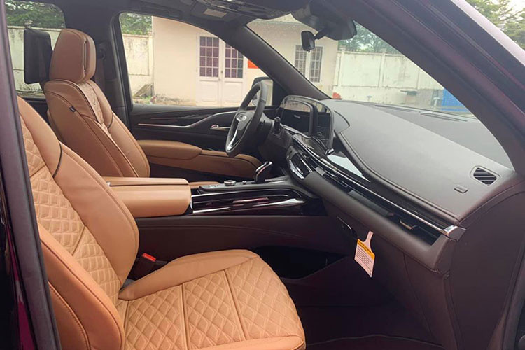 Vô-lăng mới của Cadillac Escalade 2021 cũng trở nên thu hút người nhìn hơn và được điểm xuyết với chất liệu crom. Nổi bật nhất phải kể đến màn hình kỹ thuật số phía sau với kích thước 16,9 inch, kích thước này lớn nhất hiện nay khi đặt cạnh các đối thủ chủ yếu là 12,3 inch. Xe được trang bị ghế ngồi kiểu thương gia với cấu hình 2-2-3, ghế trước chỉnh, nhớ vị trí cùng tính năng sưởi ấm/làm mát, massage…
