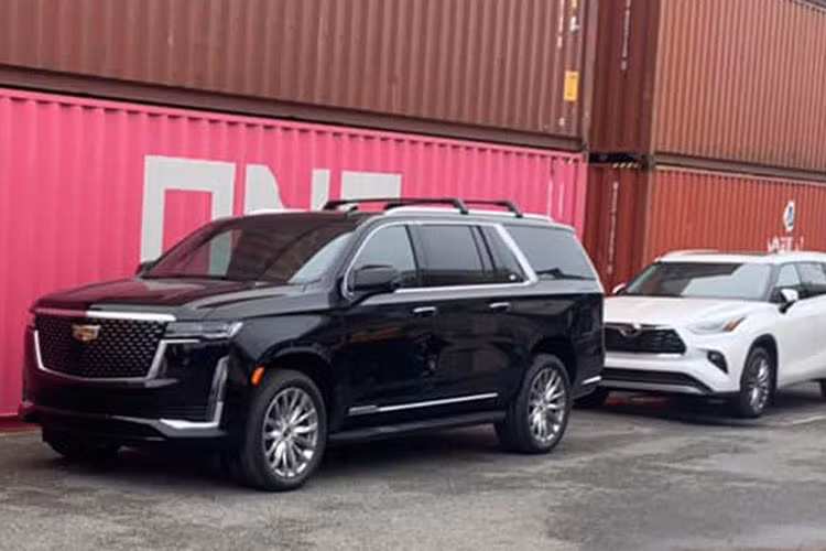 Chiếc Cadillac Escalade 2021 mới đầu tiên đã được “khui công” tại Việt Nam. Xe về nước thông qua đại lý tư nhân sau thời gian dài đặt hàng và chờ đợi. Chiếc xe vừa cập cảng Việt Nam là phiên bản cao cấp của mẫu Full Size SUV đến từ thương hiệu ôtô Mỹ.