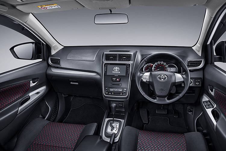 Nội thất xe được tinh chỉnh như bảng điều khiển trung tâm, trang bị tiêu chuẩn với hệ thống điều hoà tự động. Ở phiên bản cao cấp có màn hình cảm ứng trung tâm kích thước 6,75 inch hỗ trợ kết nối Android Auto/ Apple Carplay và tích hợp camera lùi, dàn âm thanh với 06 loa, vô lăng tích hợp nút bấm tăng giảm âm lượng, các bản còn lại không có.