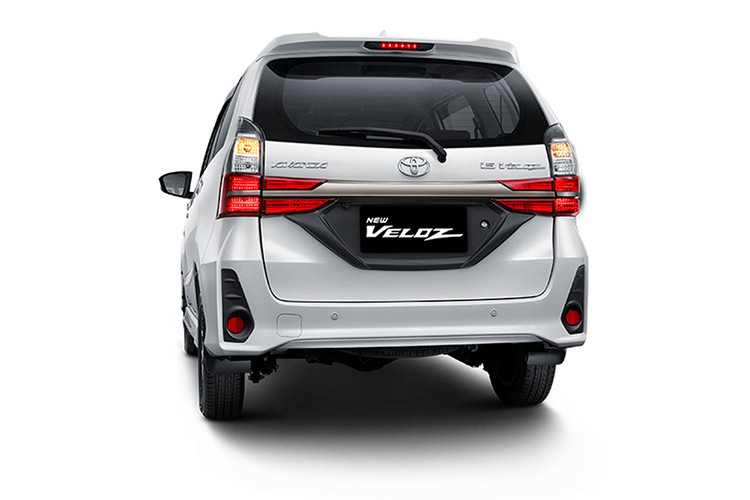 Ở phiên bản nâng cấp facelift mới, Toyota đã sửa đổi kiểu dáng xe khiến nó trở nên sang trọng hơn trước, phần đầu xe sở hữu mặt ca-lăng ấn tượng được lấy cảm hứng từ đàn anh Toyota Alphard, đèn sương mù phía trước, ăng-ten vây cá mập và cánh lướt gió là trang bị tiêu chuẩn.