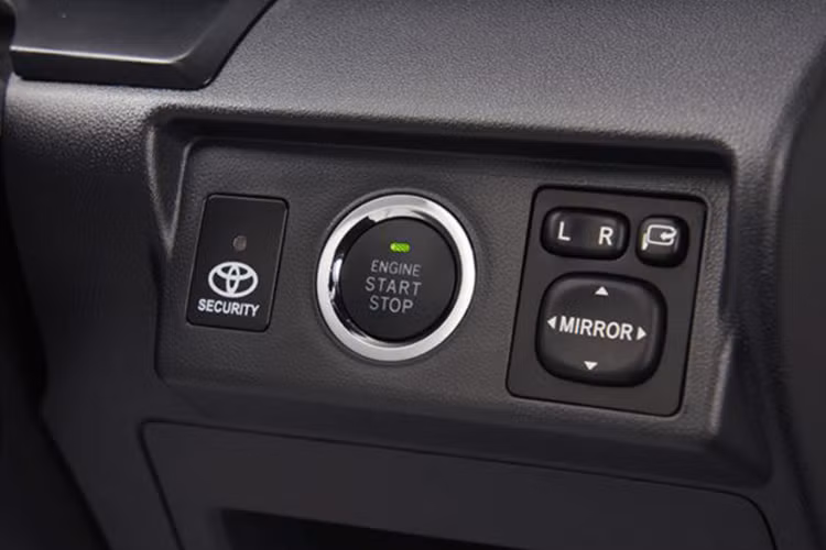 Về trang bị an toàn, ngoài phanh ABS, 2 túi khí và neo ghế trẻ em ISOFIX là trang bị tiêu chuẩn, ở Avanza phiên bản cao cấp nhất (1.5S+) có cả hệ thống cảnh báo điểm mù (BSM), cảnh báo phương tiện cắt ngang khi lùi (RCTA).