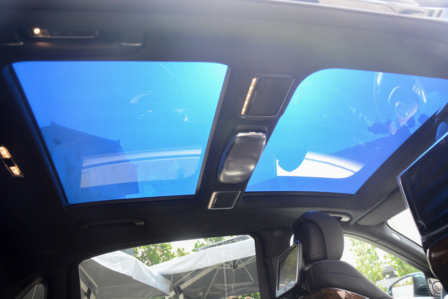 Trên mẫu xe này còn có cửa sổ trời toàn cảnh với kính đổi màu Magic Sky Control cực kỳ ấn tượng. Hệ thống an toàn trên xe bao gồm hệ thống quan sát ban đêm, dây đai an toàn phát sáng, công nghệ an toàn đón đầu Pre-Safe với các tính năng tự động nâng kính, nâng gối tựa đầu, siết chặt dây an toàn khi xảy ra va chạm...