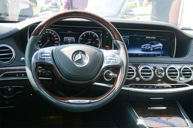 Hành khách có thể đổi màu đèn viền nội thất với 7 màu khác nhau, tùy theo tâm trạng. Ở giữa hai hàng ghế dạng thương gia còn tích hợp thêm ngăn lạnh... Hàng ghế sau dạng thương gia, có thể ngả tối đa về phía sau lên đến 43,5 độ, bộ bàn làm việc và 2 ly sâm panh bằng bạc chế tác thủ công bởi Robbe &amp; Berking cùng ngăn để ly đi kèm.