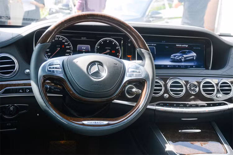 Hành khách có thể đổi màu đèn viền nội thất với 7 màu khác nhau, tùy theo tâm trạng. Ở giữa hai hàng ghế dạng thương gia còn tích hợp thêm ngăn lạnh... Hàng ghế sau dạng thương gia, có thể ngả tối đa về phía sau lên đến 43,5 độ, bộ bàn làm việc và 2 ly sâm panh bằng bạc chế tác thủ công bởi Robbe &amp; Berking cùng ngăn để ly đi kèm.