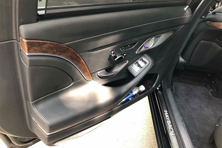 Thân xe xuất hiện logo hai chữ M lồng vào nhau biểu tượng của Maybach, gần cửa kính sau và bậc lên xuống... cũng là đặc điểm nhận dạng của dòng xe siêu sang Mercedes-Mabach so với những chiếc xe sang của thương hiệu Mercedes-Benz thông thường. Mâm xe kích cỡ 19 inch, thiết kế dạng hợp kim đa chấu đơn khá bắt mắt.