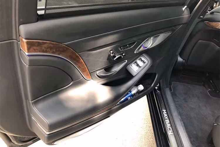 Thân xe xuất hiện logo hai chữ M lồng vào nhau biểu tượng của Maybach, gần cửa kính sau và bậc lên xuống... cũng là đặc điểm nhận dạng của dòng xe siêu sang Mercedes-Mabach so với những chiếc xe sang của thương hiệu Mercedes-Benz thông thường. Mâm xe kích cỡ 19 inch, thiết kế dạng hợp kim đa chấu đơn khá bắt mắt.