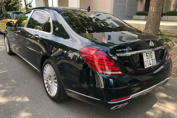 Mercedes-Maybach S400 4Matic được phân phối chính hãng tại thị trường Việt Nam với mức giá bán lẻ tiêu chuẩn 6,899 tỷ đồng. Tuy nhiên mới đây tại thị trường xe đã qua sử dụng bất ngờ xuất hiện một chiếc Maybach S400 4Matic mang biển kiểm soát TP HCM được chào bán với mức giá chỉ khoảng 5,9 tỷ, rẻ hơn xe mới tới gần 1 tỷ đồng.