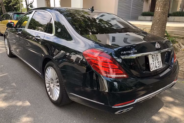 Mercedes-Maybach S400 4Matic được phân phối chính hãng tại thị trường Việt Nam với mức giá bán lẻ tiêu chuẩn 6,899 tỷ đồng. Tuy nhiên mới đây tại thị trường xe đã qua sử dụng bất ngờ xuất hiện một chiếc Maybach S400 4Matic mang biển kiểm soát TP HCM được chào bán với mức giá chỉ khoảng 5,9 tỷ, rẻ hơn xe mới tới gần 1 tỷ đồng.