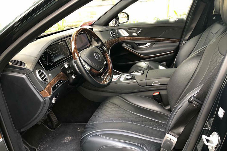 Bên trong nội thất xe sử dụng chất liệu da Nappa Exclusive hoặc designo Exclusive Semi-aniline và được rút gọn so với các đàn anh chỉ có chức năng massage ở hàng ghế sau. Các trang bị tiện ích gồm hệ thống kết nối Command Online hiển thị thông tin trên kính chắn gió, loa Burmeister 3D High End có công suất 1.540 W với 24 loa.