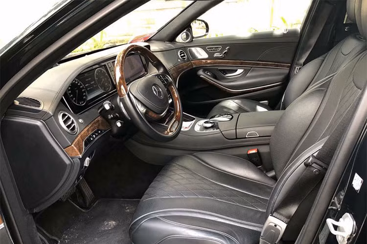 Bên trong nội thất xe sử dụng chất liệu da Nappa Exclusive hoặc designo Exclusive Semi-aniline và được rút gọn so với các đàn anh chỉ có chức năng massage ở hàng ghế sau. Các trang bị tiện ích gồm hệ thống kết nối Command Online hiển thị thông tin trên kính chắn gió, loa Burmeister 3D High End có công suất 1.540 W với 24 loa.