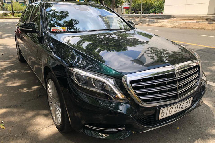 Maybach S400 4Matic bắt đầu được phân phối tại thị trường Việt Nam từ năm 2017 với mức giá bán lẻ tiêu chuẩn 6,899 tỷ đồng. Mức giá bán của siêu xe sang này chỉ đắt hơn bản sedan Mercedes-Benz S500L khoảng 400 triệu nhưng bù lại khách hàng sẽ sở hữu một chiếc xe tiện nghi, sang chảnh cùng nhiều chi tiết nội thất hấp dẫn hơn khá nhiều.