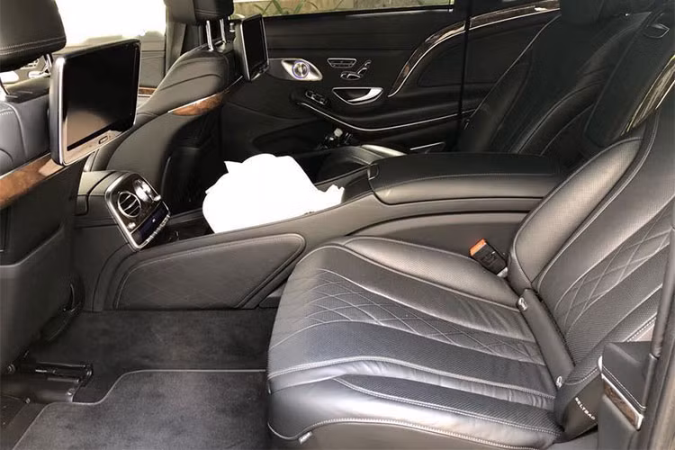 Mercedes-Maybach S 400 4Matic mới cũng sở hữu khối động cơ thấp hơn so với hai đàn anh (S600 sử dụng động cơ V12 và S500 sử dụng động cơ V8) động cơ V6 tăng áp kép dung tích 3.0 lít. Xe đạt công suất cực đại 333 mã lực và mô-men xoắn cực đại 480 Nm cùng khả năng tăng tốc 0-100 km/h trong 6,1 giây.