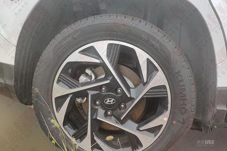 Nằm hai bên lưới tản nhiệt của Hyundai Custo là cụm đèn pha thanh mảnh. Ngoài ra, mẫu MPV này còn có hốc đèn sương mù hình thang với viền kim loại trang trí. Mâm xe được thiết kế cách điệu khá đẹp mắt.