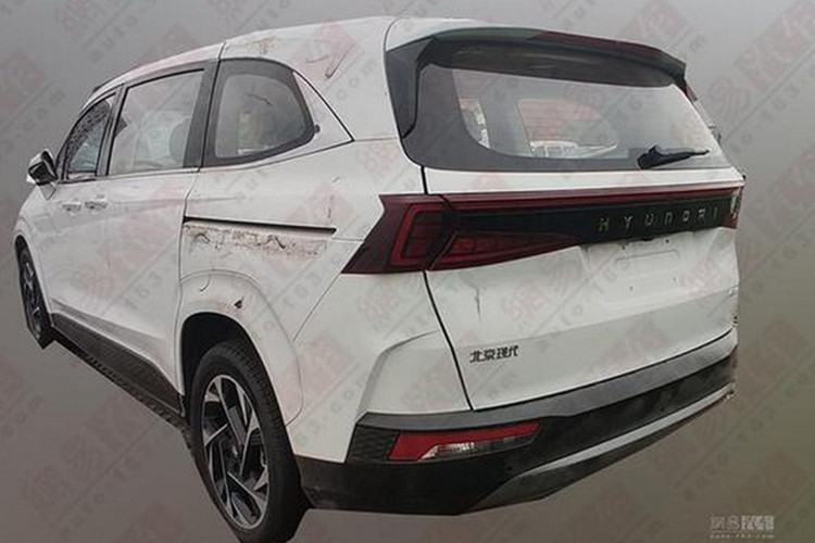 Ở bản 6 chỗ, Hyundai Custo sẽ có 2 ghế thương gia nằm tách riêng với nhau ở hàng ghế giữa. Hành khách ngồi trên hàng ghế thứ 2 sẽ có cả bảng chỉnh điều hòa dành riêng, đi kèm 2 cửa gió. Hiện chưa có thông tin về động cơ của Hyundai Custo. Theo tin đồn, mẫu MPV này sẽ dùng động cơ xăng 4 xi-lanh T-GDi tăng áp, dung tích 2.0 lít hiện đang được dùng cho Santa Fe ở thị trường Trung Quốc.