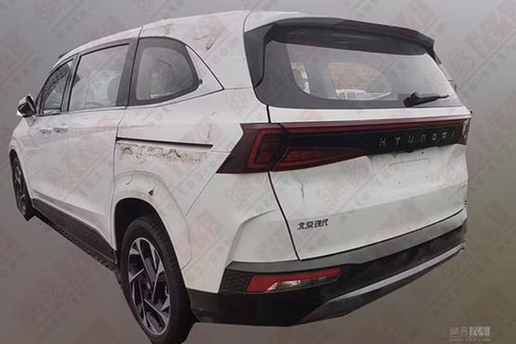 Ở bản 6 chỗ, Hyundai Custo sẽ có 2 ghế thương gia nằm tách riêng với nhau ở hàng ghế giữa. Hành khách ngồi trên hàng ghế thứ 2 sẽ có cả bảng chỉnh điều hòa dành riêng, đi kèm 2 cửa gió. Hiện chưa có thông tin về động cơ của Hyundai Custo. Theo tin đồn, mẫu MPV này sẽ dùng động cơ xăng 4 xi-lanh T-GDi tăng áp, dung tích 2.0 lít hiện đang được dùng cho Santa Fe ở thị trường Trung Quốc.