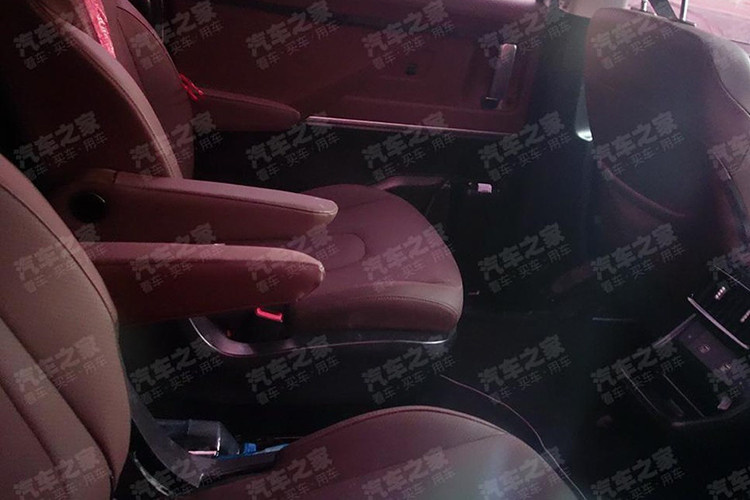 Thêm vào đó là màn hình trung tâm cỡ lớn và nằm dọc theo phong cách của xe Tesla, nối liền với cụm điều khiển trung tâm. Nếu để ý kỹ hơn, bạn sẽ thấy sự biến mất của cần số truyền thống trên cụm điều khiển trung tâm. Thay vào đó, Hyundai Custo được trang bị nút bấm chuyển số như Palisade hay Sonata 2020.