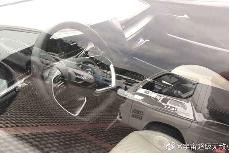 Bên trong, Hyundai Custo dự kiến sẽ đi kèm nội thất 6 chỗ hoặc 7 chỗ. Có vẻ như hãng Hyundai không hề có ý định tận dụng thiết kế của Kia Sedona 2021 để áp dụng cho Custo. Điều này được thể hiện rõ qua thiết kế vô lăng và ốp mặt cửa. Trong đó, vô lăng được thiết kế vát đáy thể thao tương tự loại dùng cho Hyundai Creta 2020.