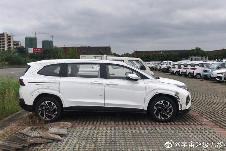 Những hình ảnh "bằng xương, bằng thịt" của Hyundai Custo đa dụng đã được chụp trên đường phố Trung Quốc. Qua đó, có thể thấy mẫu MPV này sở hữu thiết kế theo phong cách SUV với gầm cao và nẹp sườn xe màu đen. Tuy nhiên, chiếc Hyundai Custo trong hình ảnh này lại được trang bị cửa sau mở trượt như những mẫu MPV truyền thống.