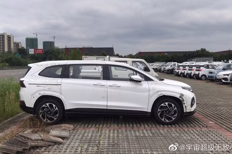 Những hình ảnh "bằng xương, bằng thịt" của Hyundai Custo đa dụng đã được chụp trên đường phố Trung Quốc. Qua đó, có thể thấy mẫu MPV này sở hữu thiết kế theo phong cách SUV với gầm cao và nẹp sườn xe màu đen. Tuy nhiên, chiếc Hyundai Custo trong hình ảnh này lại được trang bị cửa sau mở trượt như những mẫu MPV truyền thống.