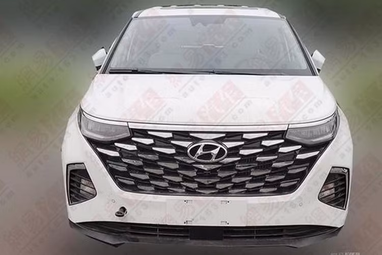 Trên Hyundai Santa Fe ở Trung Quốc, động cơ này tạo ra công suất tối đa 240 mã lực và mô-men xoắn cực đại 353 Nm. Sức mạnh được truyền tới bánh thông qua hộp số tự động 8 cấp. Nhiều khả năng Hyundai Custo sẽ là mẫu xe dành riêng cho thị trường Trung Quốc. Dự kiến, xe sẽ chính thức trình làng trong năm nay. Giá xe Hyundai Custo hiện vẫn còn là bí mật.