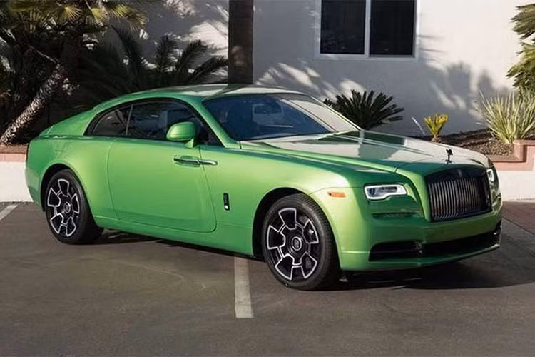 Khi sở hữu một chiếc siêu xe sang Rolls-Royce, bạn luôn muốn chiếc xe của mình trở nên độc đáo và nổi bật. Một chủ nhân của chiếc Rolls-Royce Wraith đã quyết định thay áo cho chiếc coupe sang trọng này, giúp Wraith có sức hút đặc biệt hơn so với những chiếc xe cùng dòng khác.