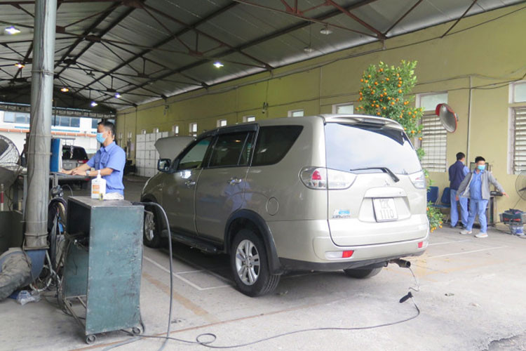 Hang loat xe oto di dang kiem, truot kiem dinh khi thai