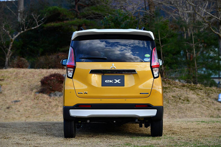 Chưa hết, trên đầu xe Mitsubsihi eK X 2019 còn có viền mạ crôm kéo dài từ đèn LED định vị ban ngày xuống cản trước. Ở giữa cản trước và dưới lưới tản nhiệt xuất hiện hốc gió để làm mát động cơ. Nhìn chung, thiết kế đầu xe trông khá giống với mẫu MPV cỡ nhỏ Xpander.