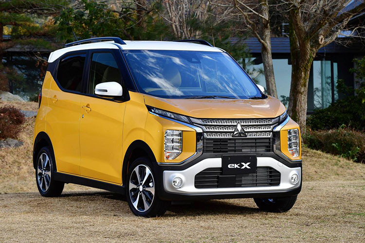 Tại thị trường Nhật Bản, giá xe Mitsubishi eK X 2019 bán ra khởi điểm chỉ 1.414.800 Yên (khoảng 296 triệu đồng). Khi mua Mitsubsihi eK X 2019, khách hàng Nhật Bản có thể chọn sơn ngoại thất phối 2 màu. Trong đó, vỏ gương ngoại thất và nóc được sơn khác màu với thân xe.