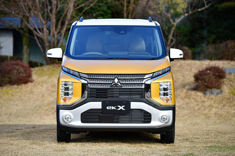 Điểm nhấn đầu tiên cần phải nhắc đến của Mitsubsihi eK X 2019 chính là phần đầu xe. Tại đây, bạn sẽ cảm thấy quen mắt với lưới tản nhiệt nối liền cùng cụm đèn LED định vị ban ngày thanh mảnh. Bên dưới là cụm đèn pha chính nằm dọc, ngay phía trên đèn báo rẽ. Trong khi đó, đèn sương mù trước hình tròn được tích hợp vào cản trước màu bạc.