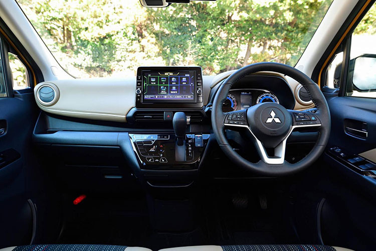 Bên trong mẫu xe giá rẻ Mitsubsihi eK X 2019 là không gian nội thất khá cơ bản với vô lăng 3 chấu tích hợp phím chức năng, màn hình đa thông tin nằm giữa 2 đồng hồ analogue hình tròn, ghế bọc nỉ và màn hình thông tin giải trí nằm độc lập trên mặt táp-lô.