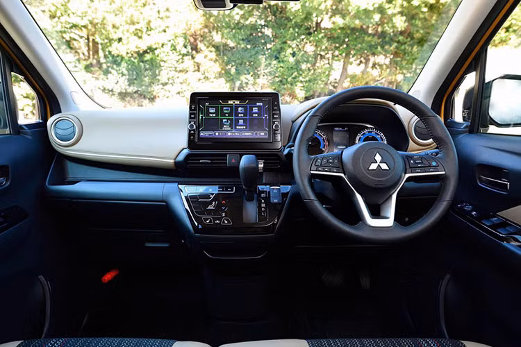 Bên trong mẫu xe giá rẻ Mitsubsihi eK X 2019 là không gian nội thất khá cơ bản với vô lăng 3 chấu tích hợp phím chức năng, màn hình đa thông tin nằm giữa 2 đồng hồ analogue hình tròn, ghế bọc nỉ và màn hình thông tin giải trí nằm độc lập trên mặt táp-lô.