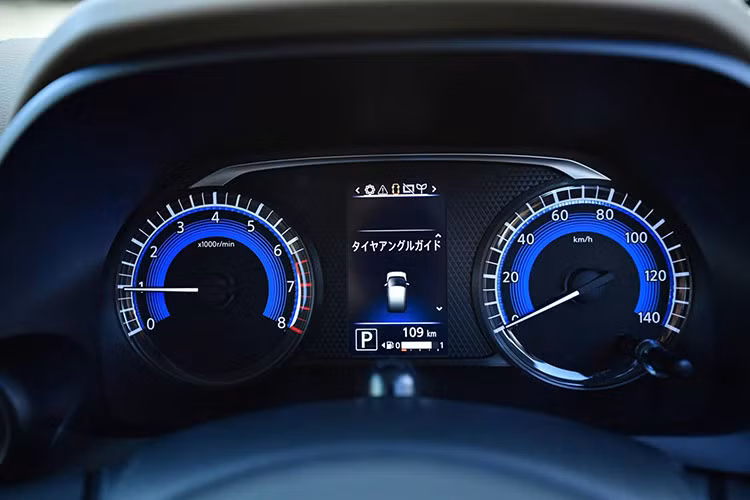 Bên dưới màn hình trung tâm là 2 cửa gió điều hòa, cụm điều khiển trung tâm và cần số. Mitsubsihi eK X 2019 có cả nội thất phối 2 màu hợp thời. Nội thất của xe chỉ có 4 chỗ. Trong đó, hàng ghế sau có thể gập xuống để tăng thể tích khoang hành lý.