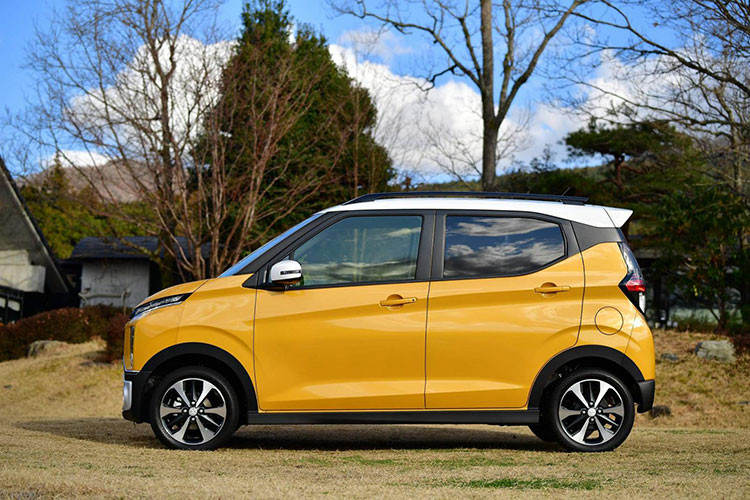 Vốn được ra đời để thay thế đàn anh EK Custom, eK X 2019 do hãng Mitsubishi và Nissan cùng nhau phát triển. Tuy là xe kei car - phân khúc ô tô bán rất chạy tại thị trường Nhật Bản - nhưng Mitsubishi eK X 2019 lại được thiết kế theo phong cách crossover.