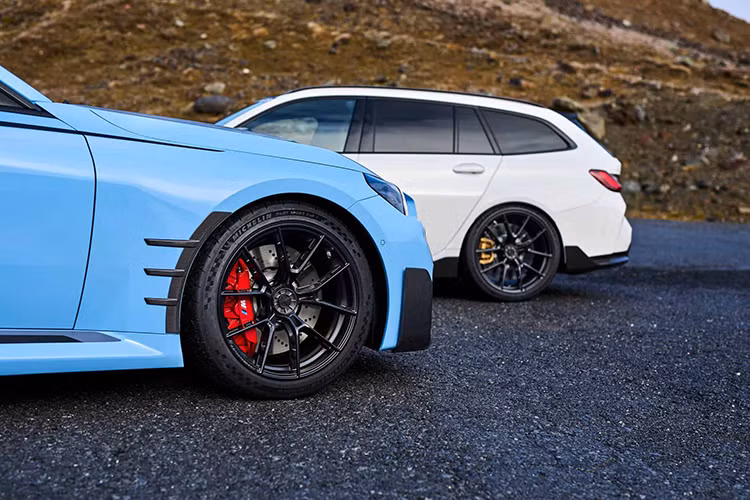 Tuy nhiên, để có thể lắp đặt, khách hàng cần mua thêm gói trang bị bổ sung bao gồm trục bánh xe mới với mức giá 11.037 USD. Ngoài ra, người dùng còn phải chi thêm: 567 USD cho bộ dụng cụ tháo lắp. 323 USD cho ổ khóa mâm. 1.270 USD cho cờ lê lực. Khoảng 100 USD cho mỡ bôi trơn và keo dán nhôm. 