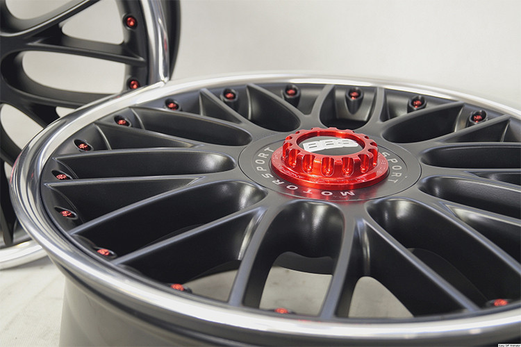 Tuy nhiên, chính vì cơ chế khóa trung tâm này, khách hàng buộc phải mua kèm bộ dụng cụ chuyên dụng để tháo lắp. BMW cũng khuyến cáo việc thay thế và lắp đặt bộ mâm nên được thực hiện tại các đại lý chính hãng để đảm bảo an toàn và hiệu suất vận hành.