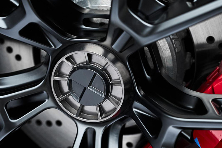 Tổng cộng, chi phí để nâng cấp khiến giá bộ mâm Centerlock 963M của BMW có thể lên đến 20.000 USD (khoảng 510 triệu đồng). Con số này thậm chí cao hơn giá của một chiếc sedan hạng B mới như Nissan Versa (tương đương Nissan Almera tại Mỹ), vốn có giá khởi điểm từ 17.190 USD (khoảng 438 triệu đồng). 