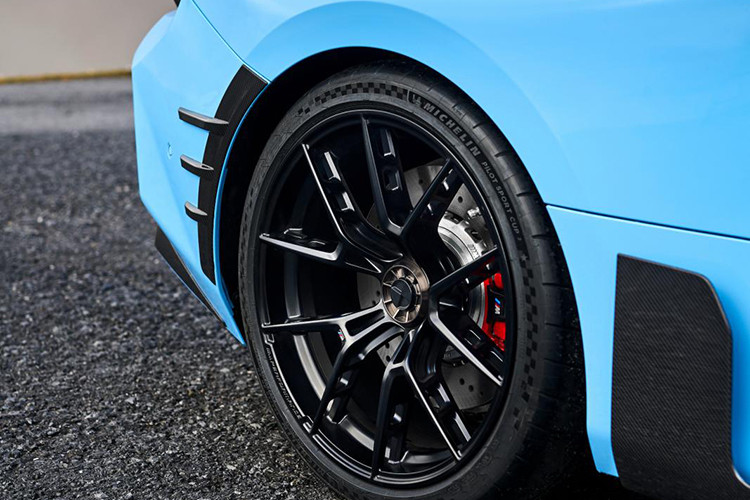 Dù mang đến nhiều ưu điểm về thẩm mỹ và hiệu suất, nhưng chi phí để sở hữu bộ mâm này không hề rẻ. Theo BMW Blog, chỉ riêng bộ la-zăng chính được làm từ vật liệu siêu nhẹ đã có giá lên đến 6.696 USD (khoảng hơn 159 triệu đồng).