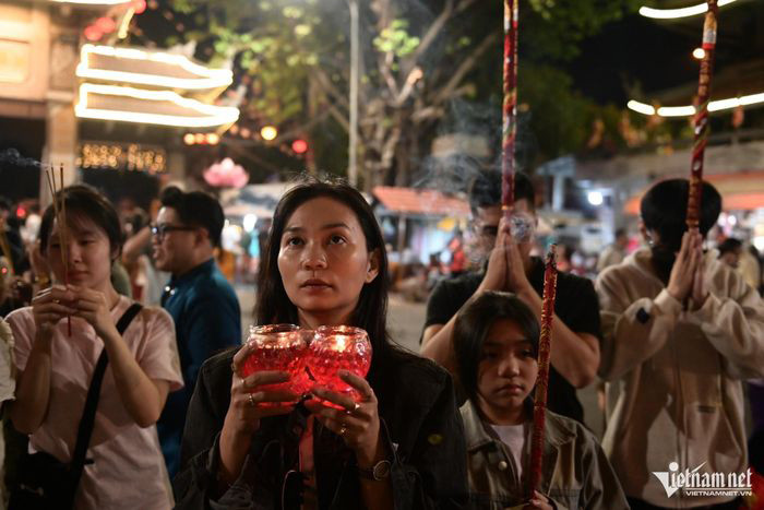 Khác với cảnh giá rét ở Hà Nội, người TPHCM thoải mái đi lại trong đêm khi nhiệt độ trong khoảng trên dưới 28 độ 