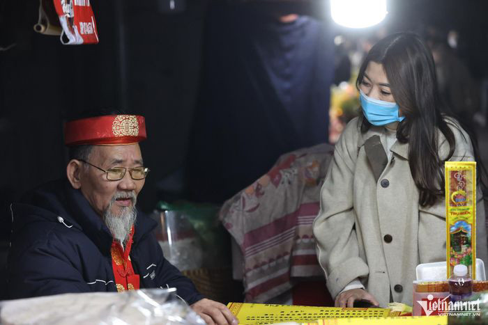 Dịch vụ viết sớ ngoài cổng phủ Tây Hồ làm việc thâu đêm. Năm nay cũng là năm đầu tiên chị Lụa đi lễ tại phủ vào đêm giao thừa. Người phụ nữ bày tỏ mong muốn gia đình sang năm mới nhiều sức khoẻ, công việc kinh doanh gặp nhiều may mắn.