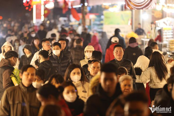 Thời tiết Thủ đô về đêm lạnh 12 độ C không ngăn cản được dòng người đổ về nơi linh thiêng khấn bái mỗi lúc một đông.
