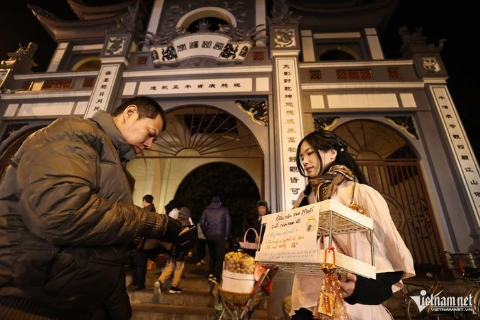 Phạm Ngân đi từ Trung Văn (quận Nam Từ Liêm) lên phủ Tây Hồ bán muối may mắn. Cô cho biết đây là năm thứ 2 làm công việc này tại đây với mong muốn gieo lộc đầu xuân cho mọi người.