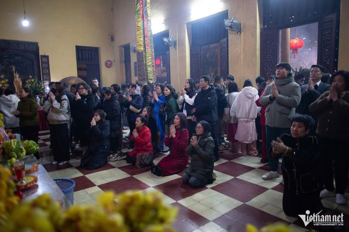 Cảnh tương tự tại chùa Quán Sứ (Hà Nội) lúc rạng sáng mùng 1 Tết.