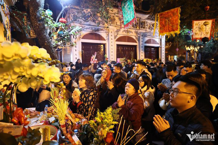 Phủ Tây Hồ là một trong những điểm du lịch tâm linh nổi tiếng của Hà Nội. Mọi người thường đến đây để cầu lộc mỗi dịp đầu năm hoặc ngày rằm. 