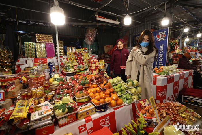 Chị Nguyễn Lụa (phố Nguyễn Khoái Hà Nội) sau khi đón giao thừa, xem bắn pháo hoa đã đến phủ Tây Hồ ngay và mua lễ.