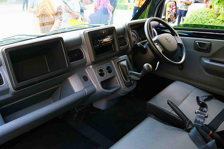 Bên trong Suzuki Carry 2019 là cabin rộng hơn, có đủ chỗ cho 3 người ngồi. So với các đối thủ cùng phân khúc, Suzuki Carry 2019 sở hữu nội thất có thiết kế khá đẹp mắt. Ngoài ra, nội thất của mẫu xe tải này còn có nhiều ngăn chứa đồ, từ đó càng làm tăng tính thực dụng.